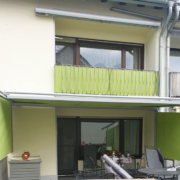 Kundenprojekt grüne Pergola Markise und passende Seitenmarkisen