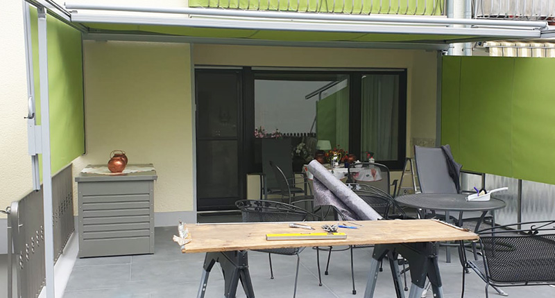 Kundenprojekt grüne Pergola Markise und passende Seitenmarkisen