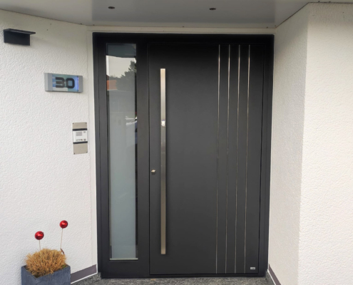 Aluminium-Haustür mit verglastem Seitenteil - nachher