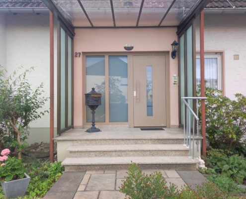 neue Haustür nach Austausch Glasbausteine