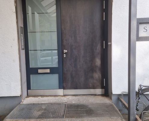 Neue Haustüranlage im Studentenhaus