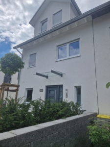 Ein starkes Team: Vordach-Montage mit Glasheber