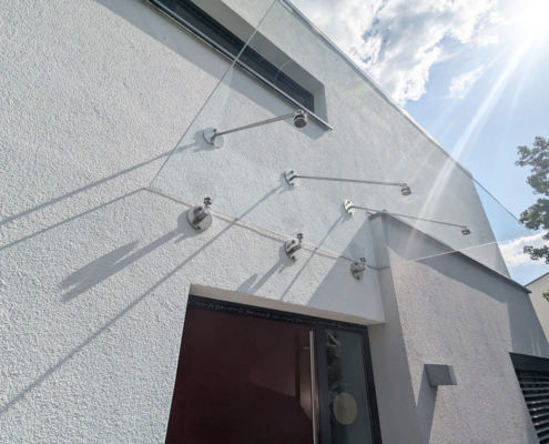 Neues Glasvordach – modernes Upgrade für den Eingangsbereich