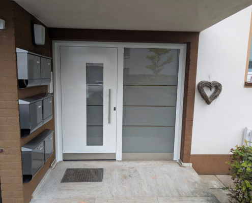 Neuer Glanz für den Eingangsbereich: Moderne Haustüranlage für ein Mehrfamilienhaus