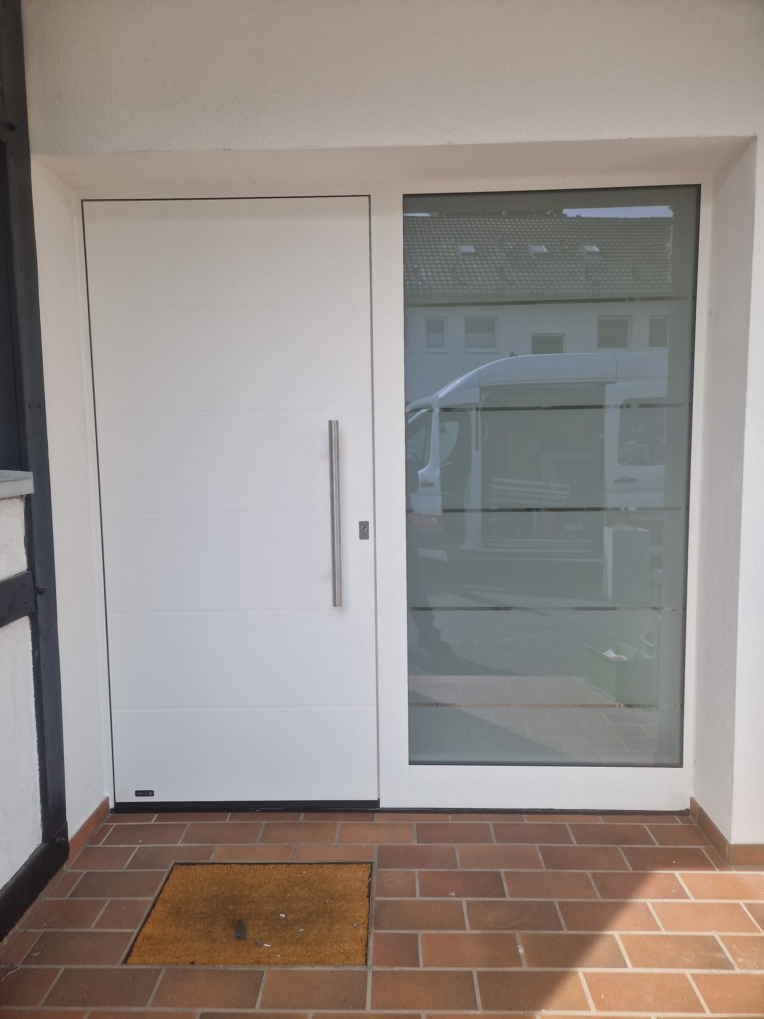Neue Haustür, saubere Arbeit: Sorgfalt bis ins Detail Neue Haustür, saubere Arbeit: Sorgfalt bis ins Detail