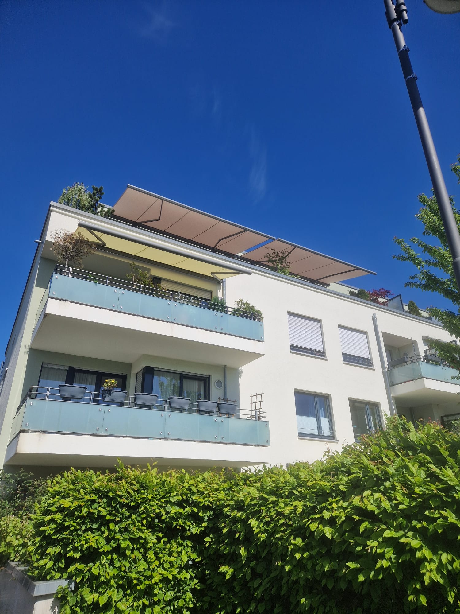 Mehr Komfort auf der Dachterrasse: Zwei neue Markisen mit intelligenter Wettersteuerung Mehr Komfort auf der Dachterrasse: Zwei neue Markisen mit intelligenter Wettersteuerung