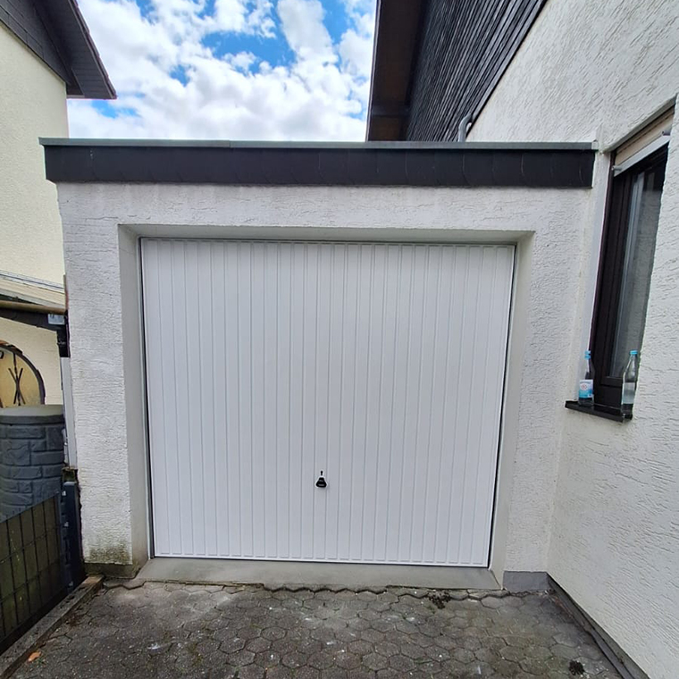 Neues Schwingtor mit Motor: Mehr Komfort für die Garage Neues Schwingtor mit Motor: Mehr Komfort für die Garage