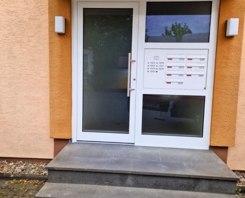 Neue Mehrfamilienhaustür für einen modernen Eingangsbereich