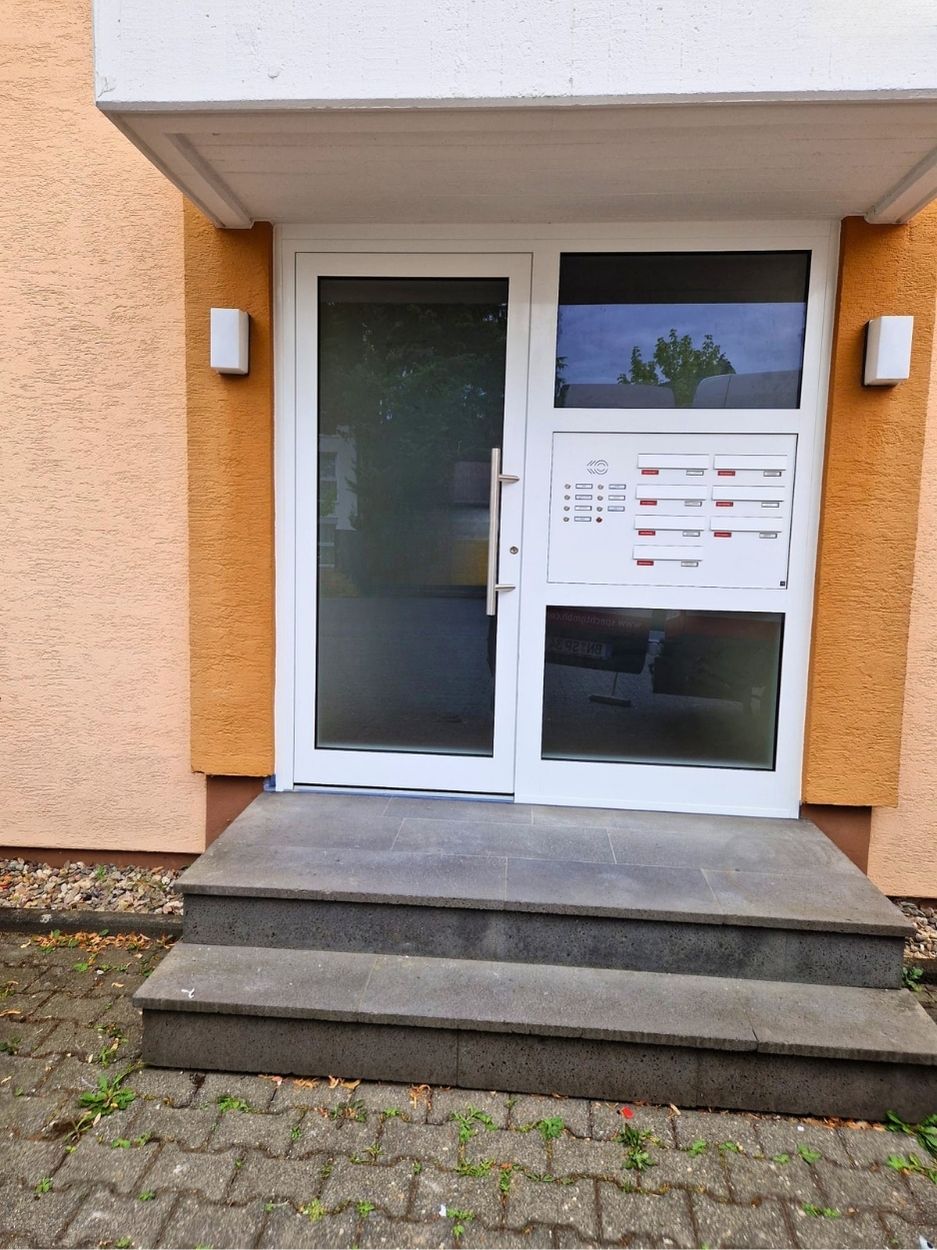 Neue Mehrfamilienhaustür für einen modernen Eingangsbereich